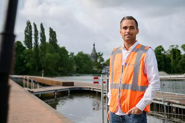 Directieuitvoerder stadsbeheer staat voor water in park