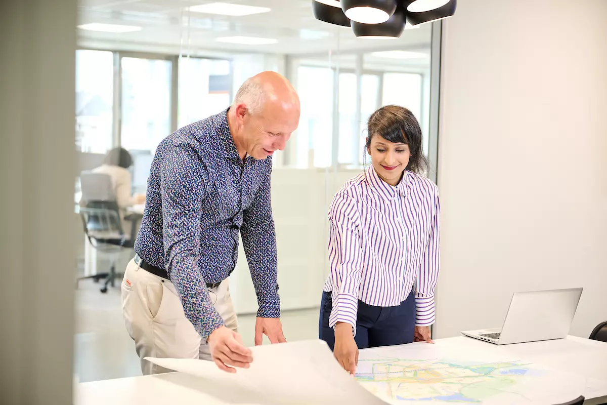 Bouwtekening wordt bekeken door collega's