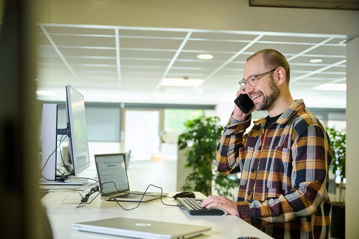 Collega it servicedesk aan het de telefoon