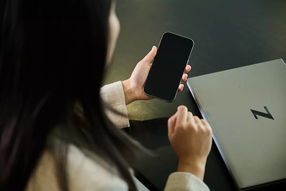 Telefoon en laptop in de hand