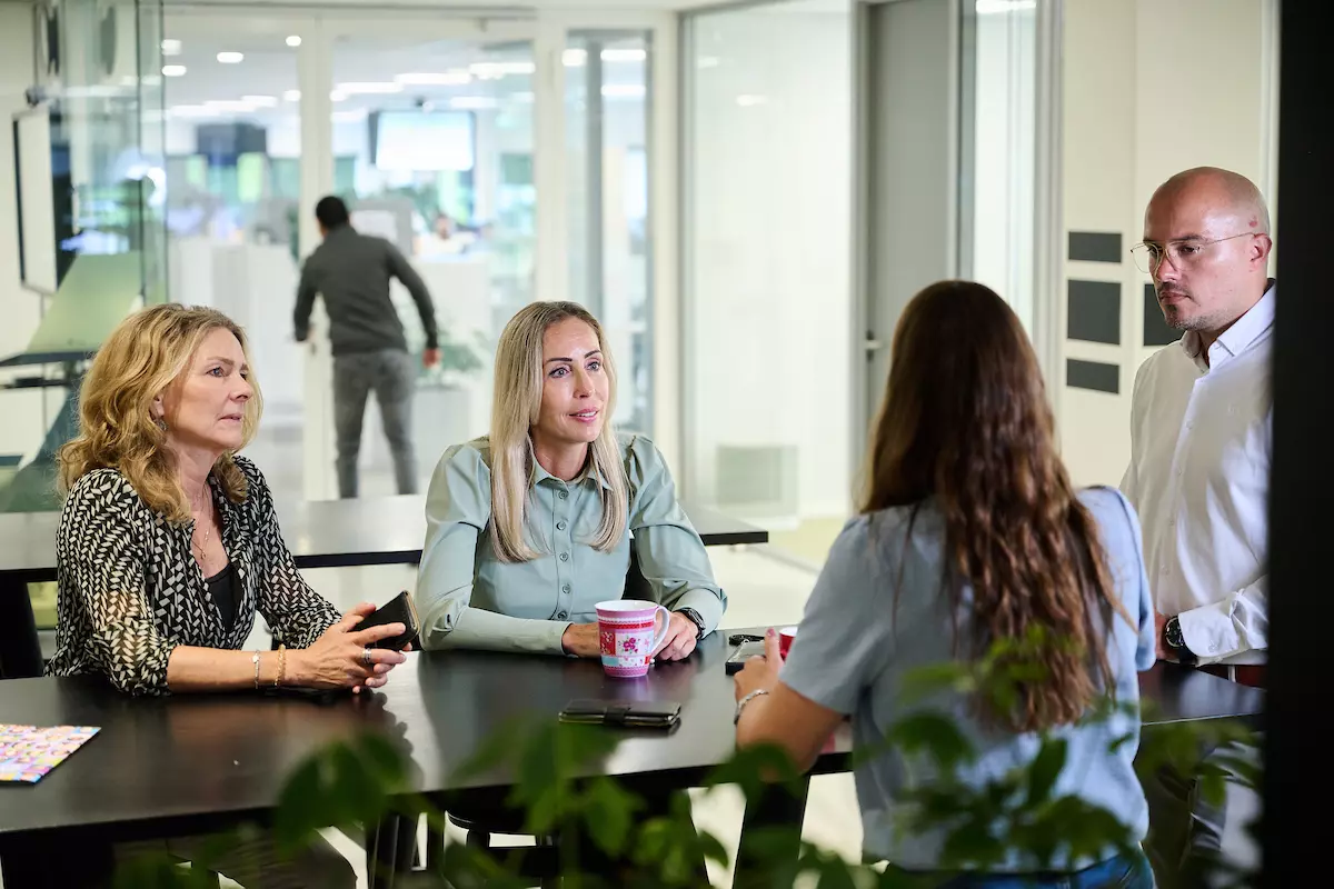 Overleg met collega's op kantoor