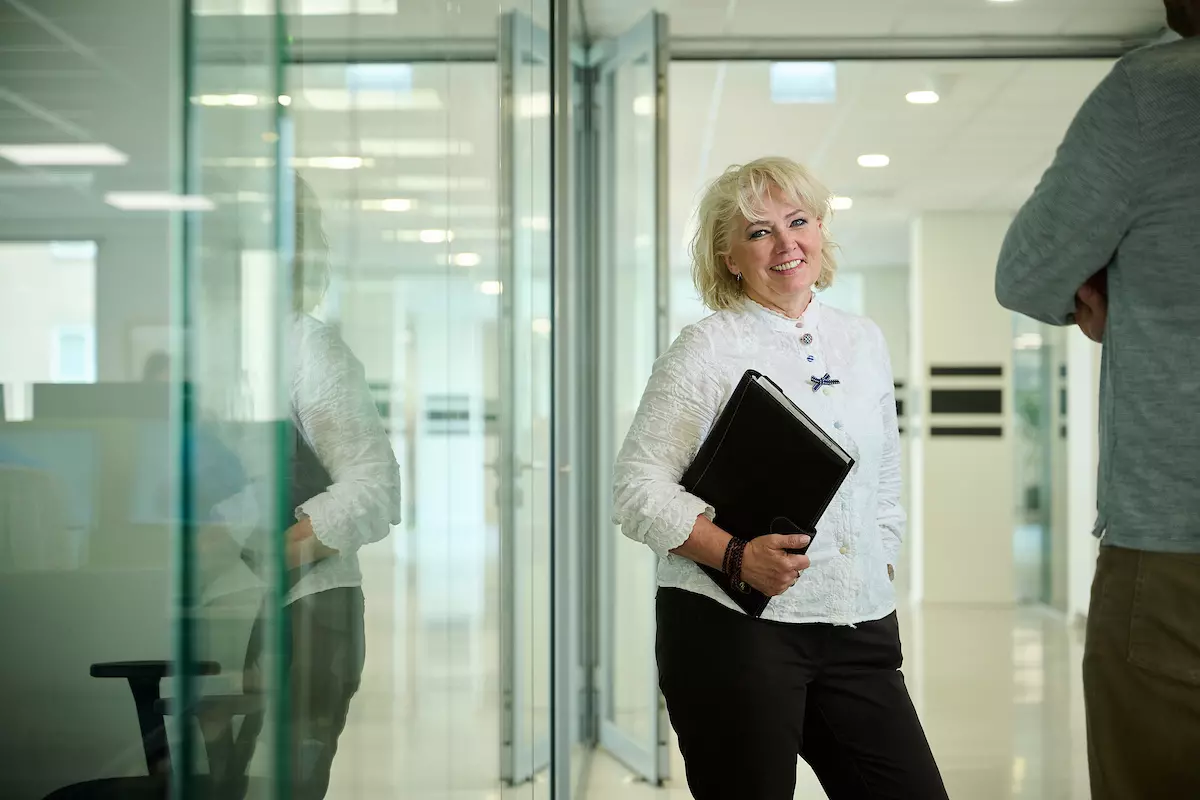 Dame met klapper in handen