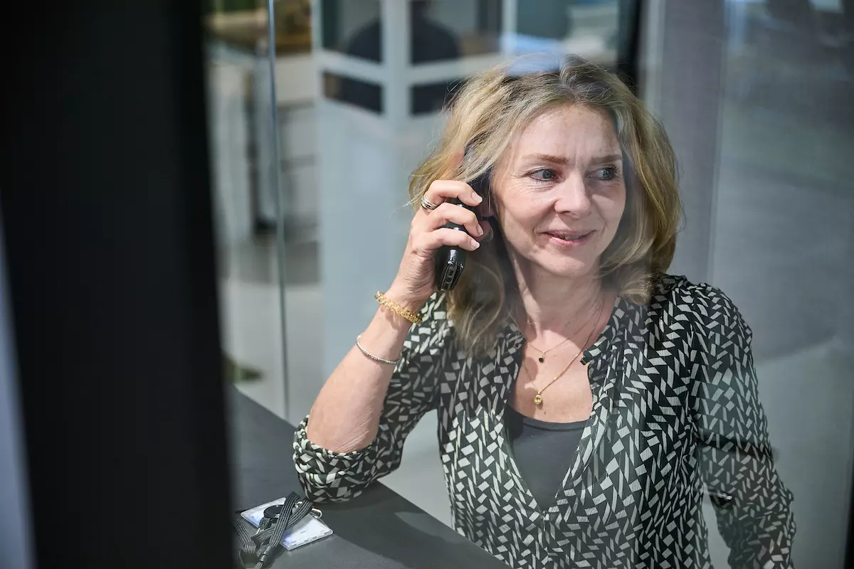 Collega aan het bellen